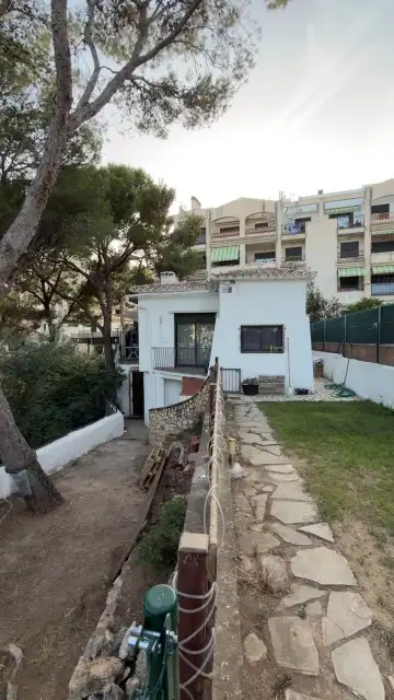 Vista exterior de Casa o xalet en venda en Mont-roig del Camp amb Aire condicionat, Jardí privat i Terrassa