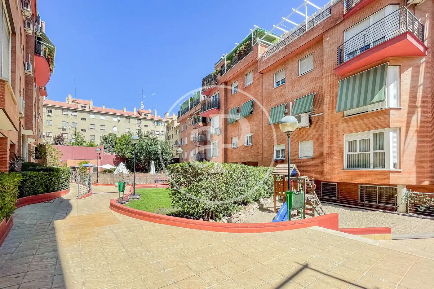Vista exterior de Piso en venta en Madrid con Aire acondicionado, Calefacción y Jardín privado