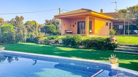 Se vende una maravillosa casa en la urbanización elite King Park del Municipio Sils, pegada al bosque y con unas vistas panorámica