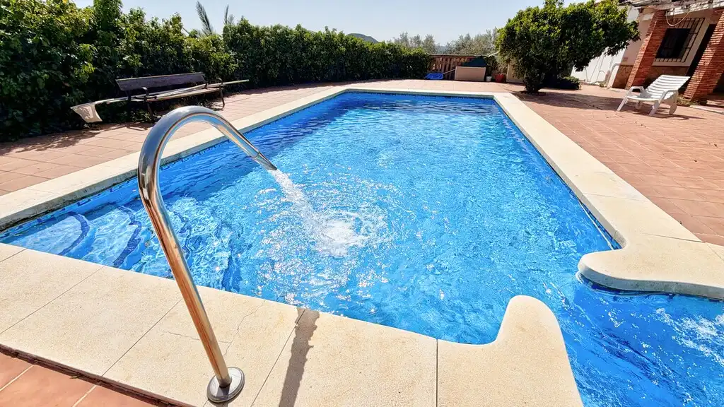 Piscina de Finca rústica en venta en Periana con Aire acondicionado, Jardín privado y Terraza