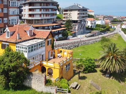 Vista exterior de Casa o xalet en venda en Suances amb Terrassa i Piscina