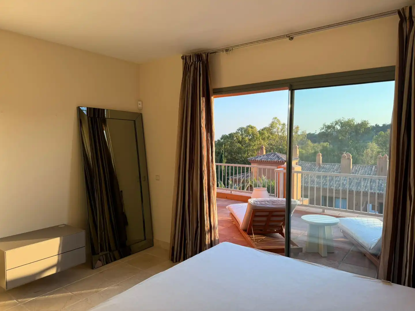 Dormitori de Àtic de lloguer en Estepona amb Aire condicionat, Terrassa i Piscina