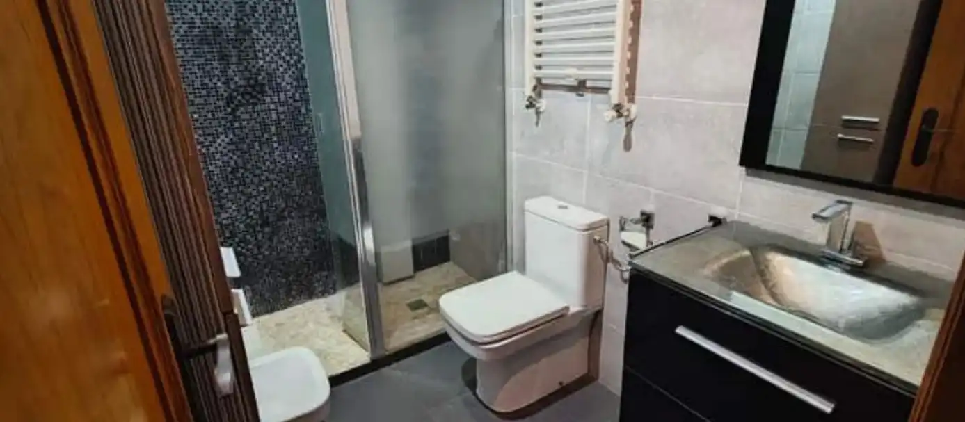 Baño de Piso de alquiler en Valencia con Aire acondicionado, Trastero y Horno