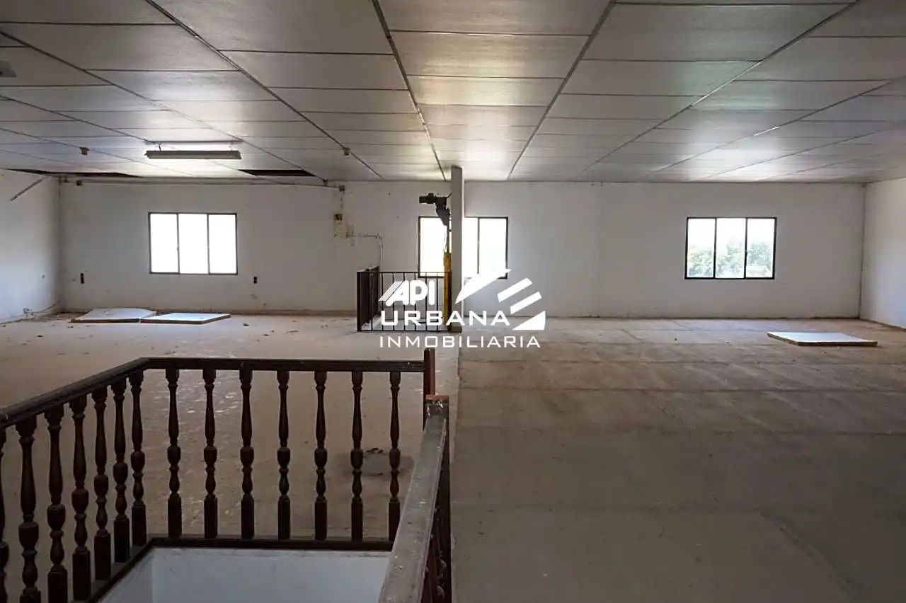 Nau industrial en venda en Lucena