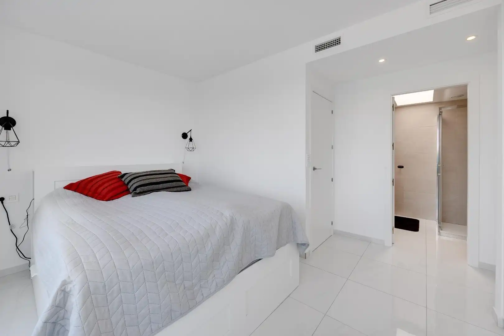 Schlafzimmer von Einfamilien-Reihenhaus zum Verkauf in Torrevieja mit Klimaanlage, Heizung und Terrasse