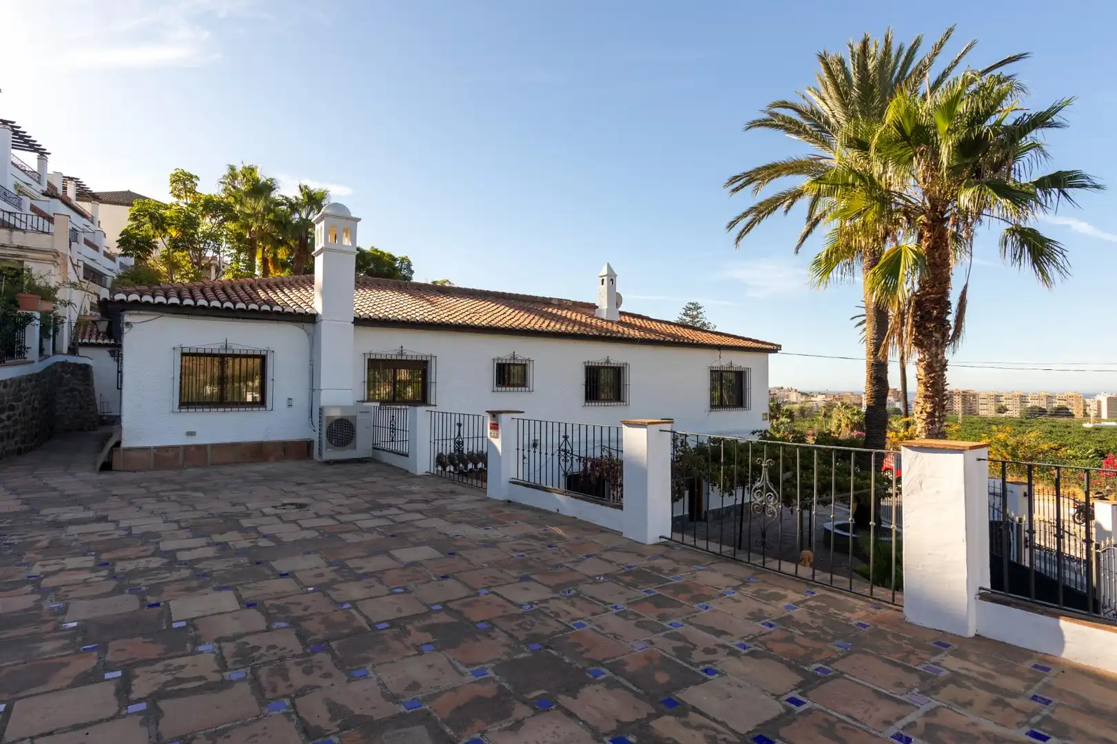 Vista exterior de Casa o xalet en venda en Almuñécar amb Calefacció, Jardí privat i Terrassa
