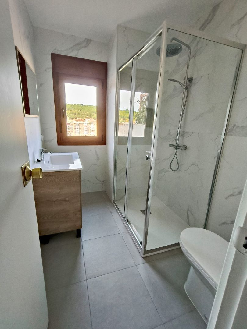 Bany de Apartament de lloguer en Burgos Capital amb Parquet i Moblat