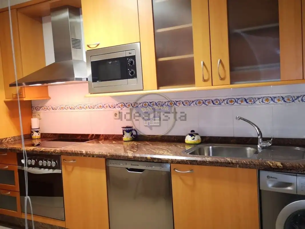 Cocina de Piso en venta en Vigo  con Calefacción, Jardín privado y Parquet