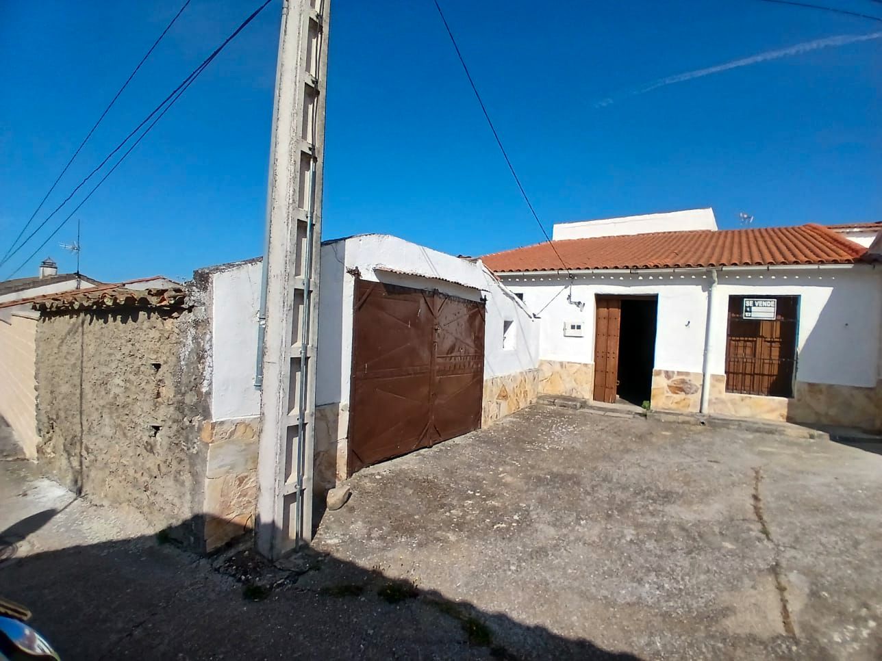 Exterior view of House or chalet for sale in Pedrosillo de los Aires  with Heating and Furnished