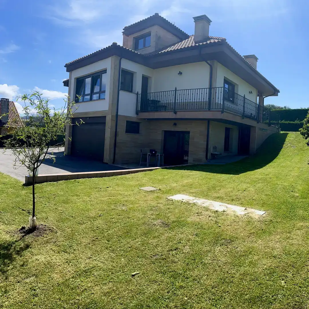 Vista exterior de Casa o xalet en venda en Gijón  amb Balcó