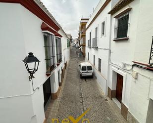 Vista exterior de Dúplex en venda en Carmona amb Aire condicionat, Terrassa i Balcó