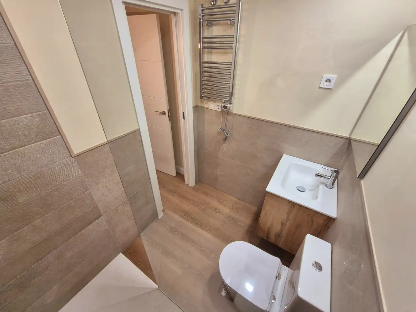 Bathroom of Flat for sale in Madrid  with Air Conditioner, Heating and Microwave