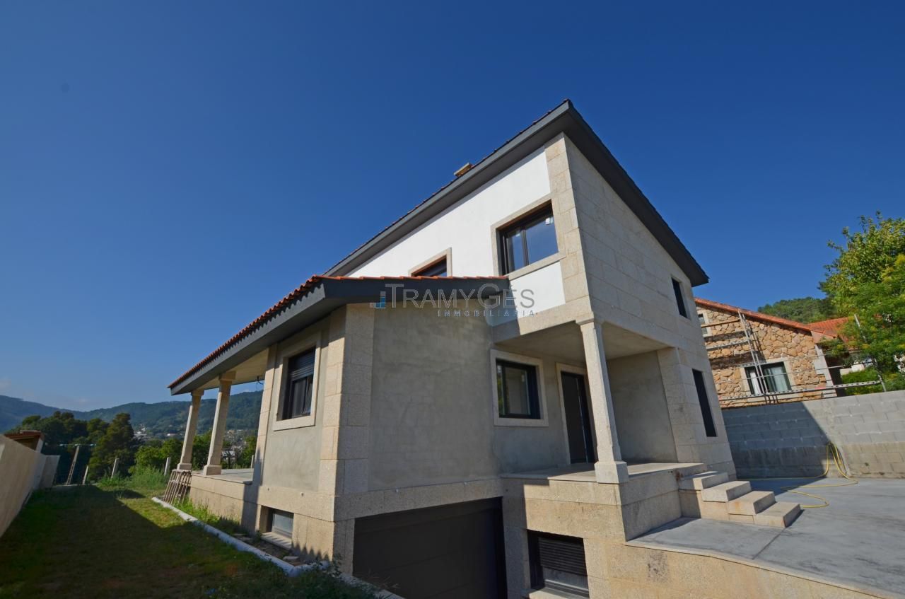 Vista exterior de Casa o xalet en venda en Tomiño amb Calefacció, Jardí privat i Terrassa