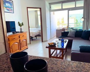 Sala d'estar de Pis de lloguer en San Bartolomé de Tirajana amb Moblat, Balcó i Piscina comunitària