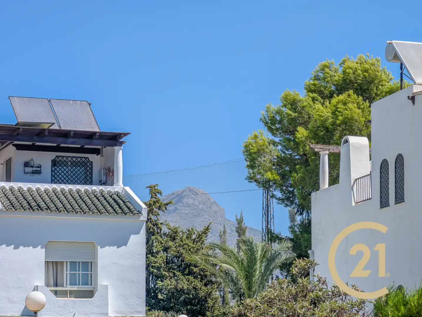 Vista exterior de Casa adosada en venta en Marbella con Aire acondicionado, Terraza y Piscina comunitaria