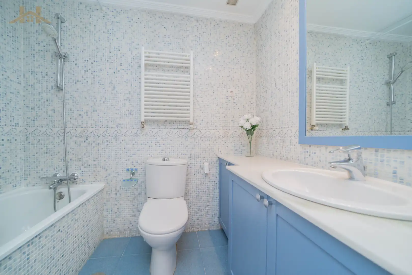 Badezimmer von Einfamilien-Reihenhaus zum Verkauf in Boadilla del Monte mit Heizung, Privatgarten und Abstellraum