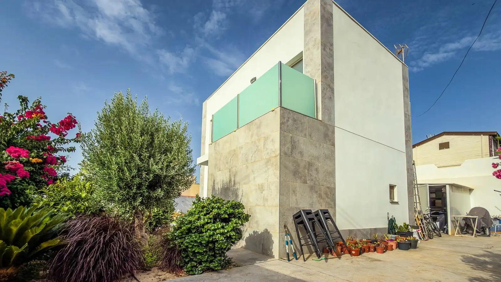 Vista exterior de Casa o xalet en venda en Torrevieja amb Jardí privat, Terrassa i Traster