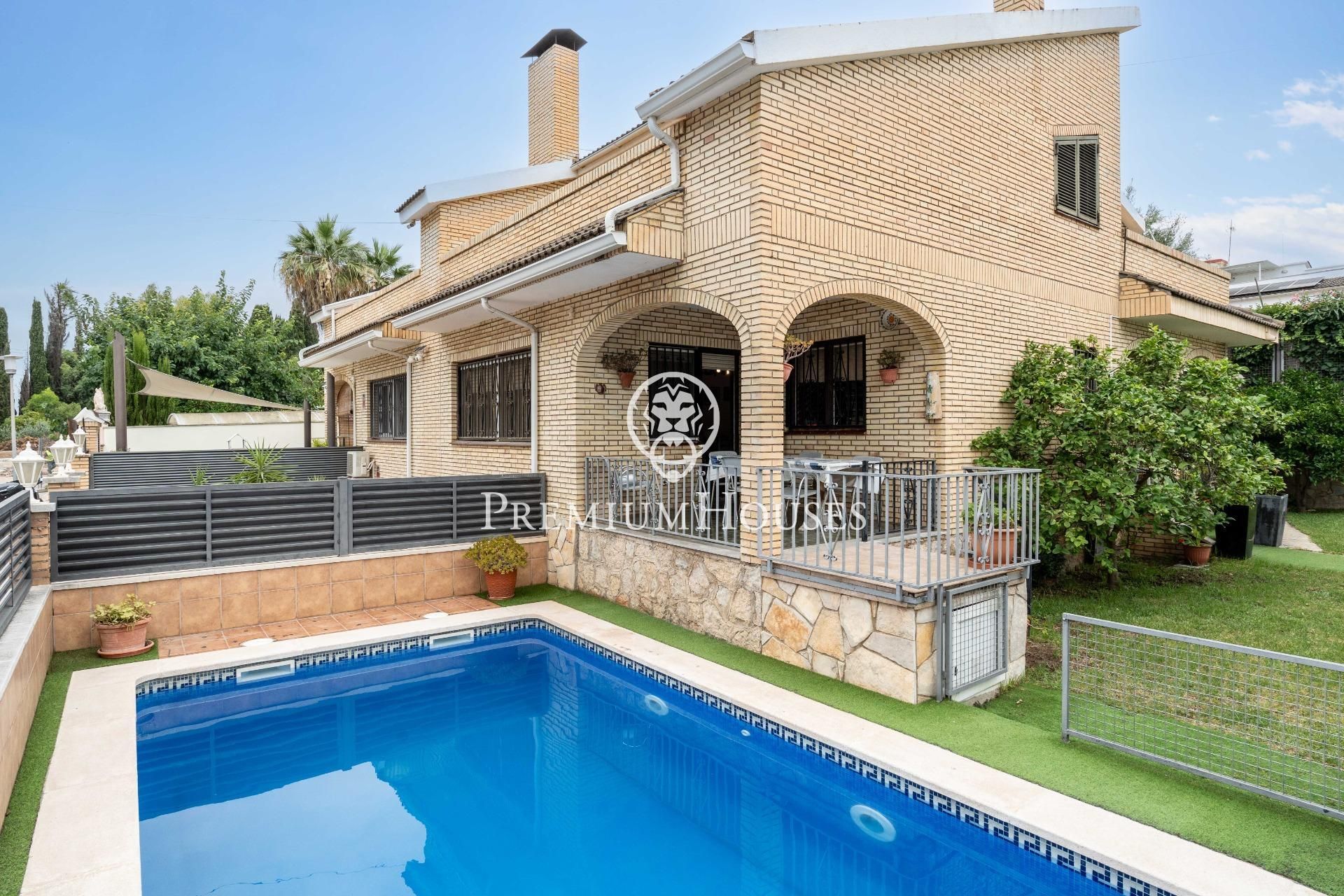 Vista exterior de Casa o xalet en venda en Cambrils amb Aire condicionat, Calefacció i Jardí privat