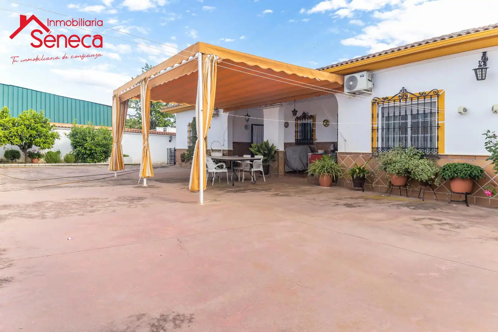 Houses for sale in La Carlota  with Air Conditioner, Heating and Private garden