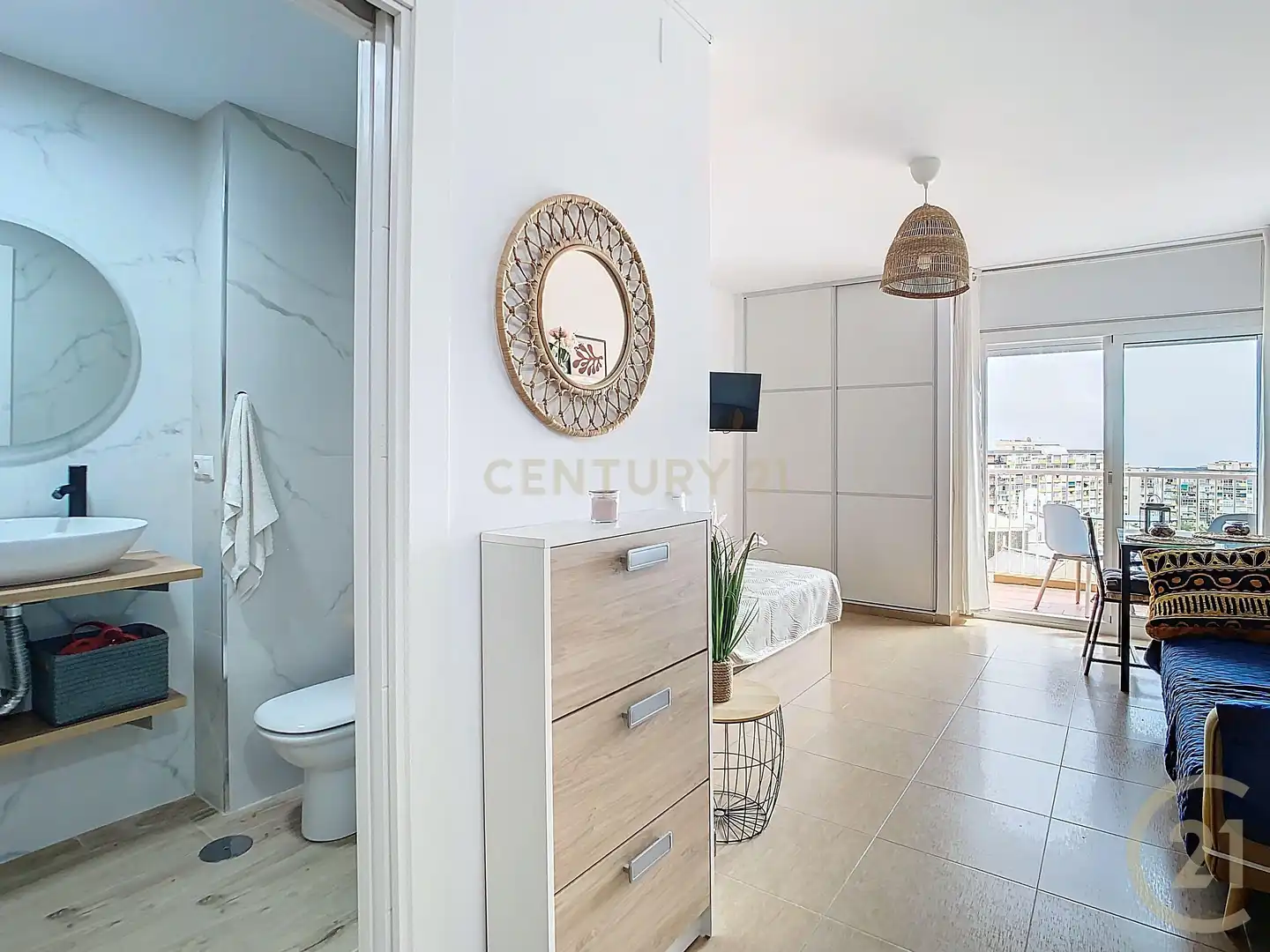 Habitación de Apartamento de alquiler en Benalmádena con Aire acondicionado, Jardín privado y Amueblado