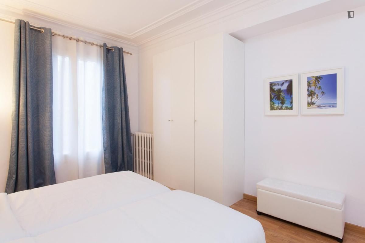 Dormitori de Apartament de lloguer en  Barcelona Capital amb Aire condicionat, Moblat i Forn