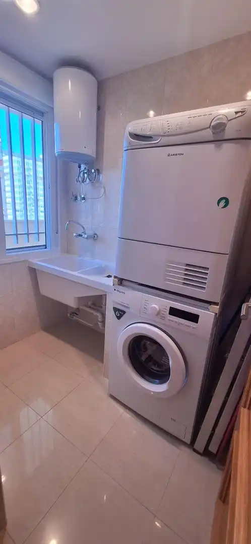 Baño de Apartamento de alquiler en Benidorm con Aire acondicionado, Jardín privado y Amueblado