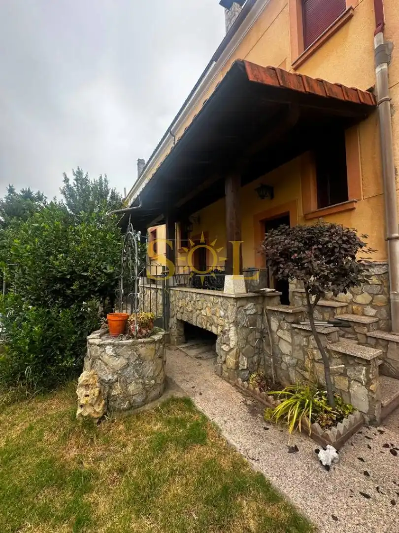 Vista exterior de Casa o xalet en venda en León Capital  amb Calefacció, Jardí privat i Terrassa