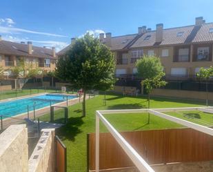 Piscina de Casa adosada de lloguer en Monfarracinos amb Calefacció, Terrassa i Traster