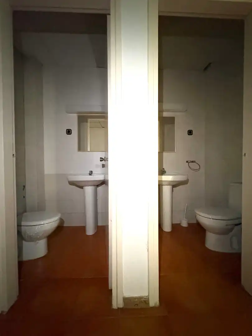 Badezimmer von Geschaftsraum zum Verkauf in Terrassa mit Klimaanlage, Heizung und Parkett