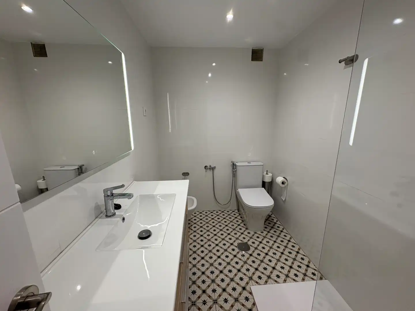 Badezimmer von Wohnung zur Miete in Ferrol mit Abstellraum, Möbliert und Ofen