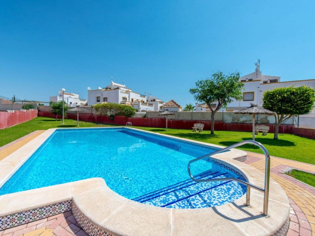 Jardí de Casa adosada en venda en Orihuela amb Aire condicionat, Moblat i Piscina comunitària