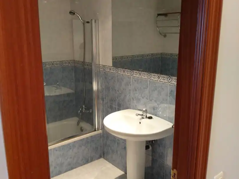 Badezimmer von Wohnung zur Miete in Valverde de la Virgen mit Heizung, Parkett und Abstellraum