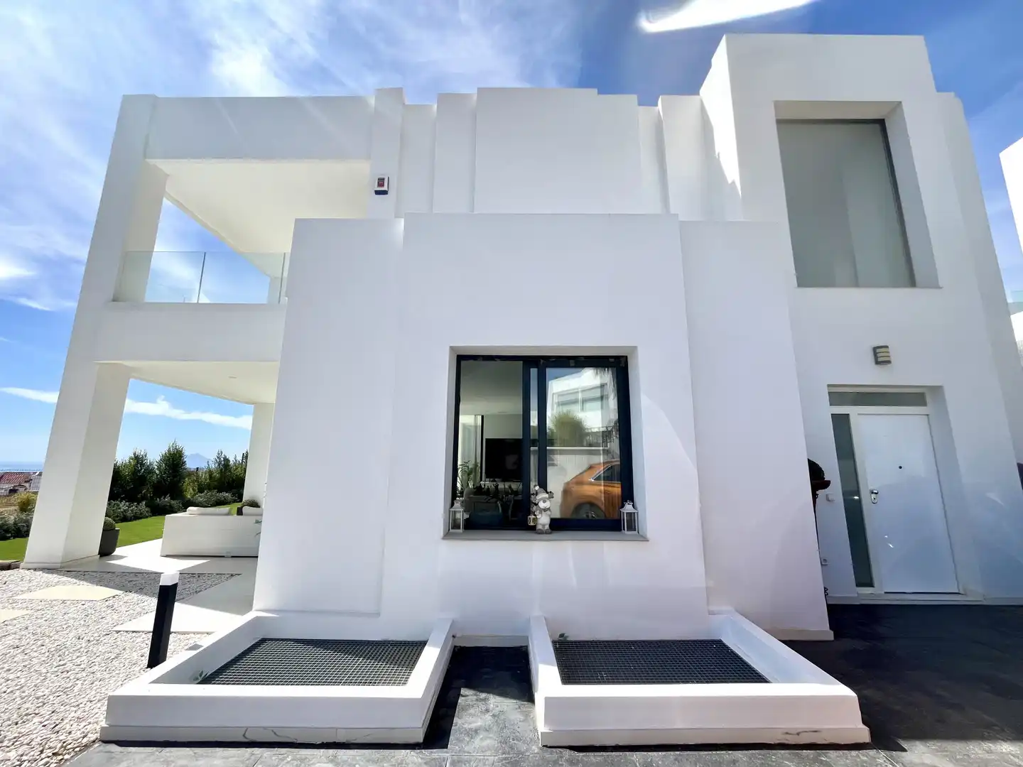 Vista exterior de Casa o xalet en venda en Manilva amb Aire condicionat, Jardí privat i Terrassa