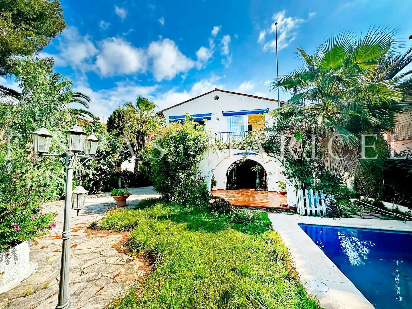 Vista exterior de Casa o xalet en venda en Sitges amb Aire condicionat, Calefacció i Jardí privat