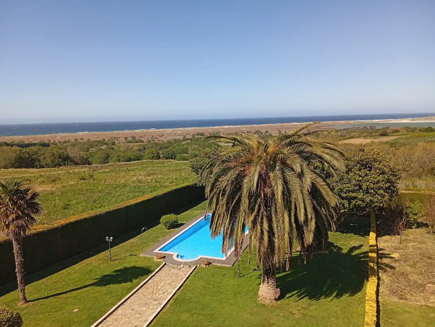 Jardí de Casa o xalet en venda en Carballo amb Calefacció, Moblat i Forn