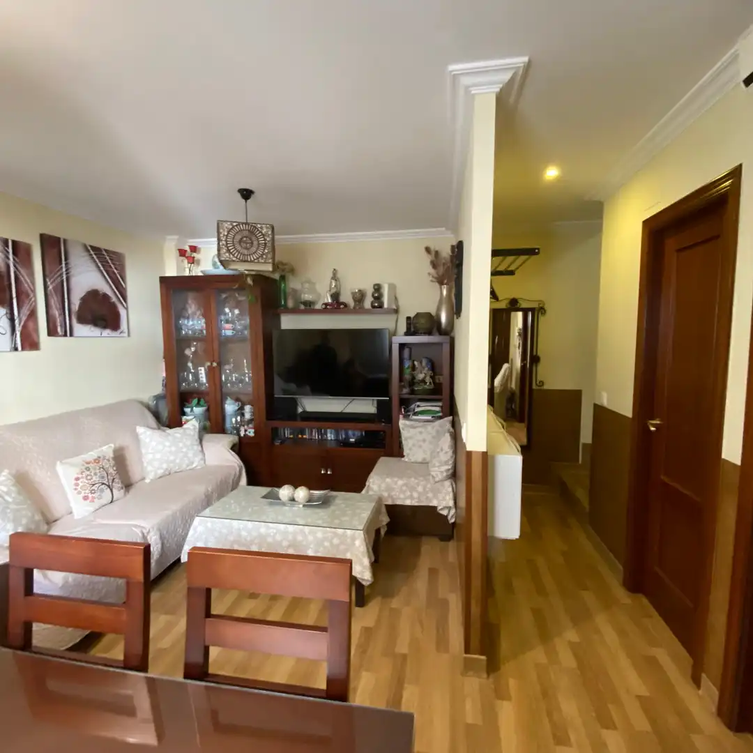 Sala de estar de Casa adosada en venta en Dos Hermanas con Aire acondicionado, Parquet y Trastero