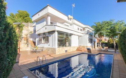 Vista exterior de Casa o xalet en venda en Castelldefels amb Aire condicionat, Terrassa i Piscina