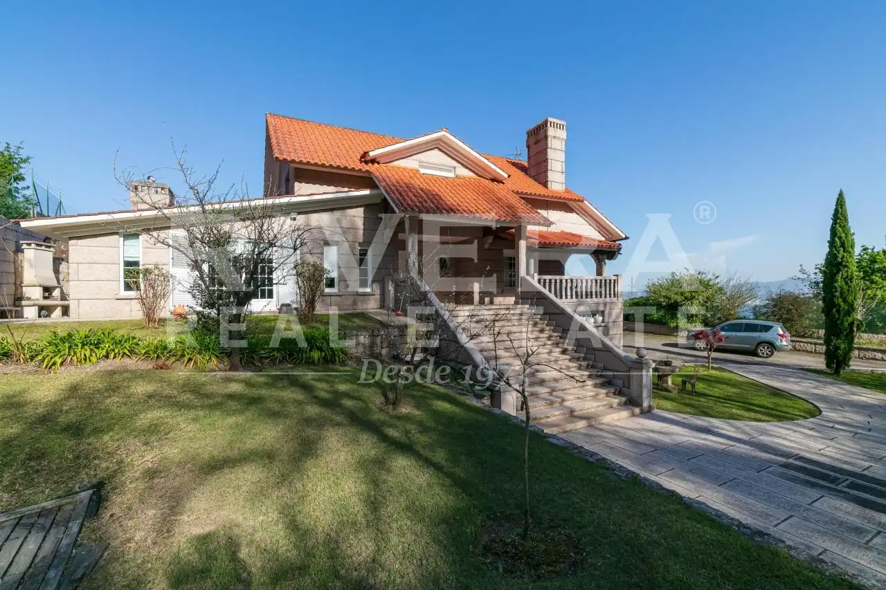 Vista exterior de Casa o chalet en venta en Cangas  con Calefacción, Jardín privado y Amueblado