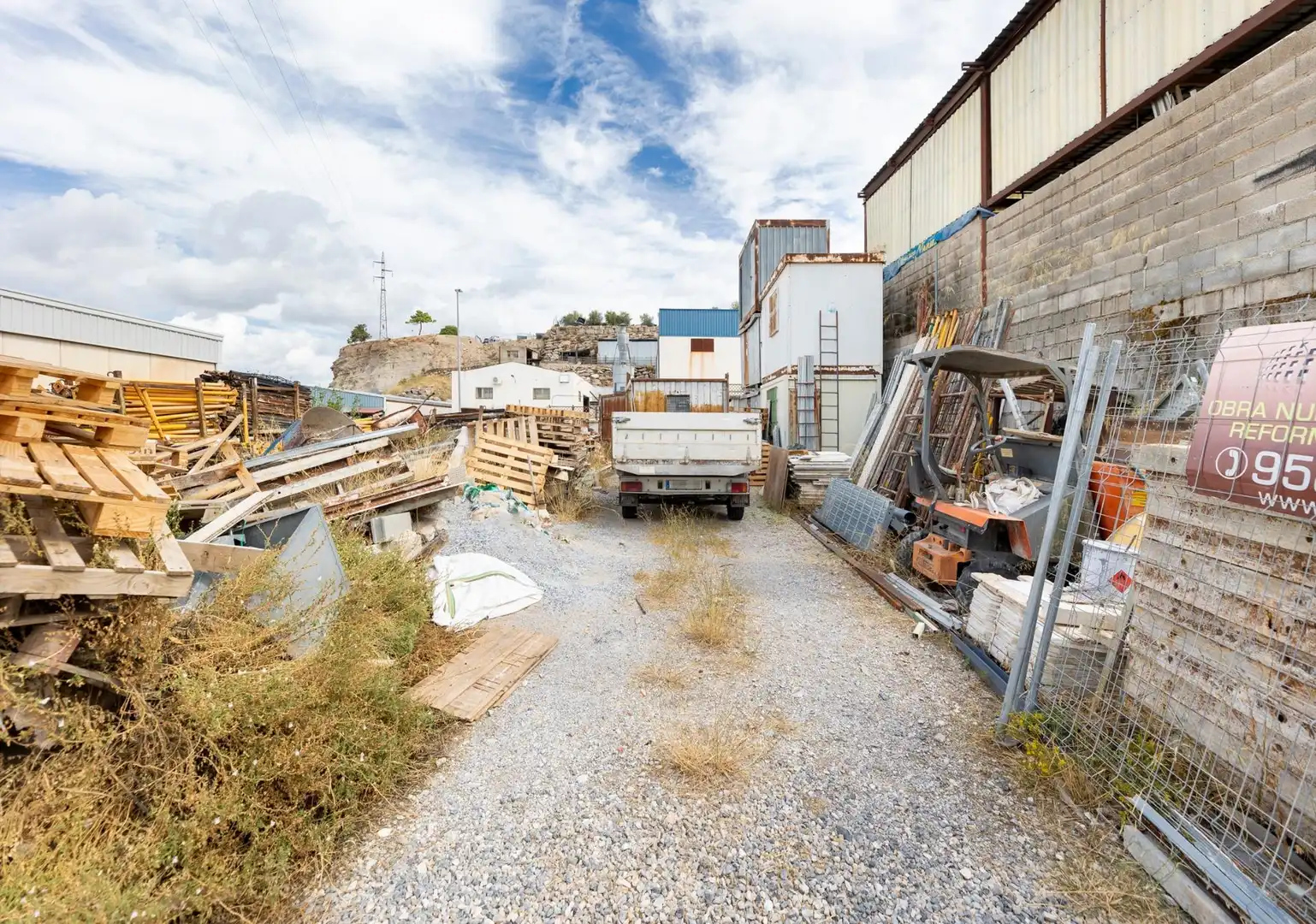 Außenansicht von Fabrik Grundstücke zum Verkauf in Barrio de la Vega