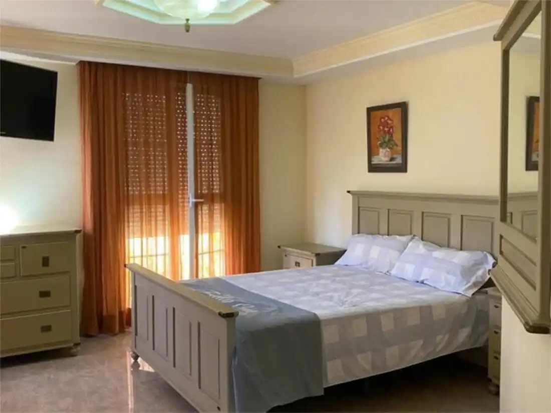 Dormitori de Casa adosada en venda en Marbella amb Aire condicionat, Calefacció i Jardí privat