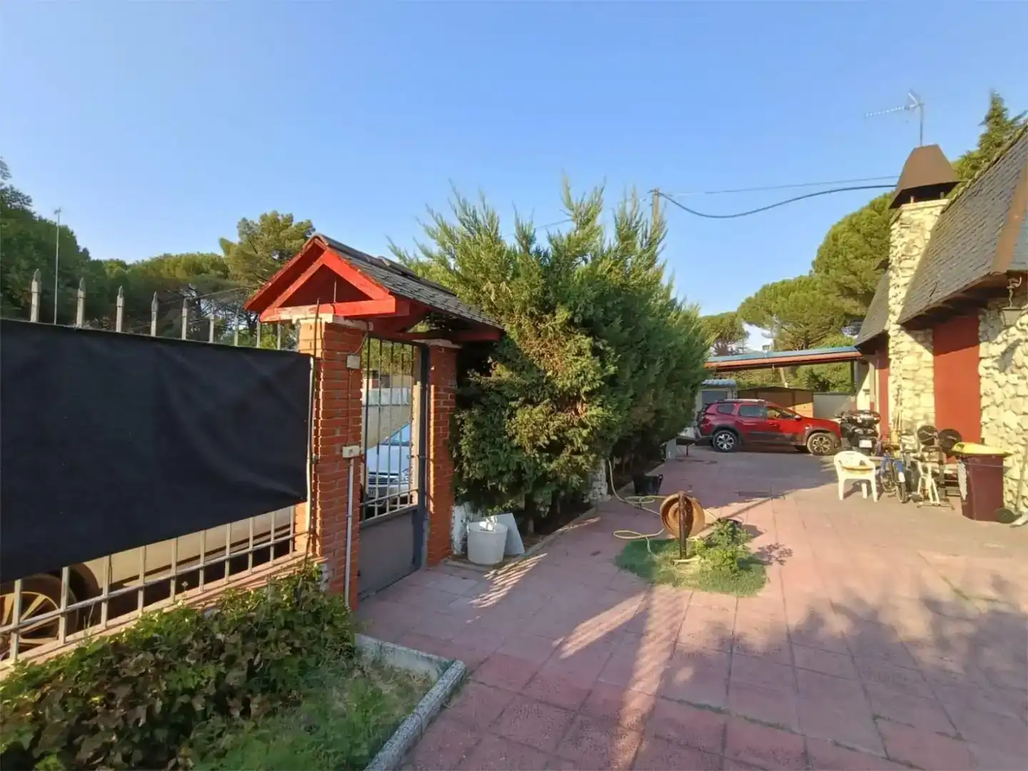 Vista exterior de Pis en venda en Mojados amb Jardí privat, Traster i Piscina