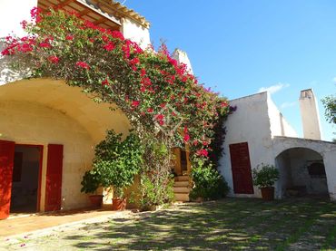 Casa rústica con jardín en venta en Cala Blanca
