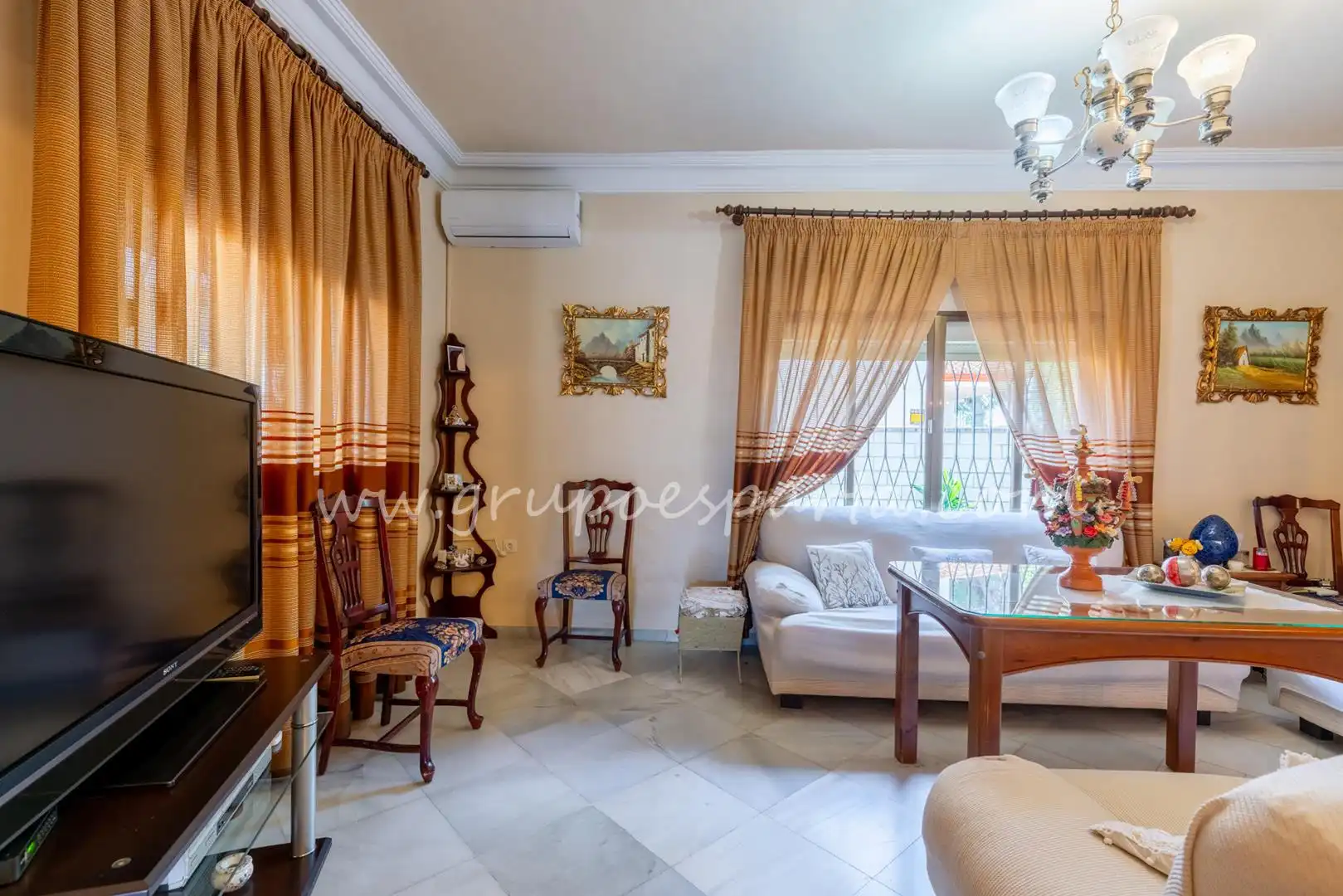 Sala d'estar de Casa o xalet en venda en Espartinas amb Aire condicionat, Jardí privat i Terrassa