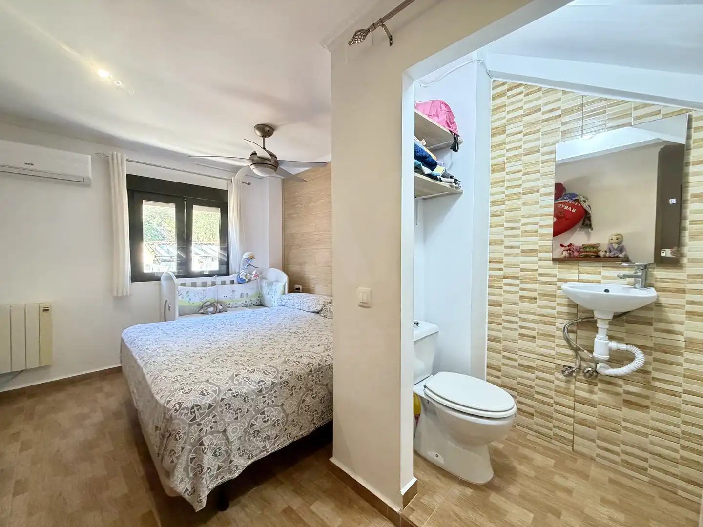 Schlafzimmer von Einfamilien-Reihenhaus zum Verkauf in Tavernes de la Valldigna mit Klimaanlage und Terrasse