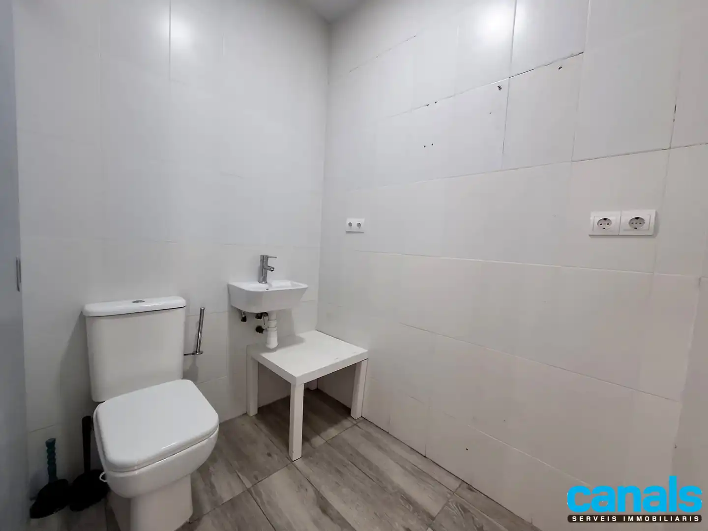 Badezimmer von Geschaftsraum zur Miete in Cerdanyola del Vallès mit Klimaanlage, Heizung und Parkett