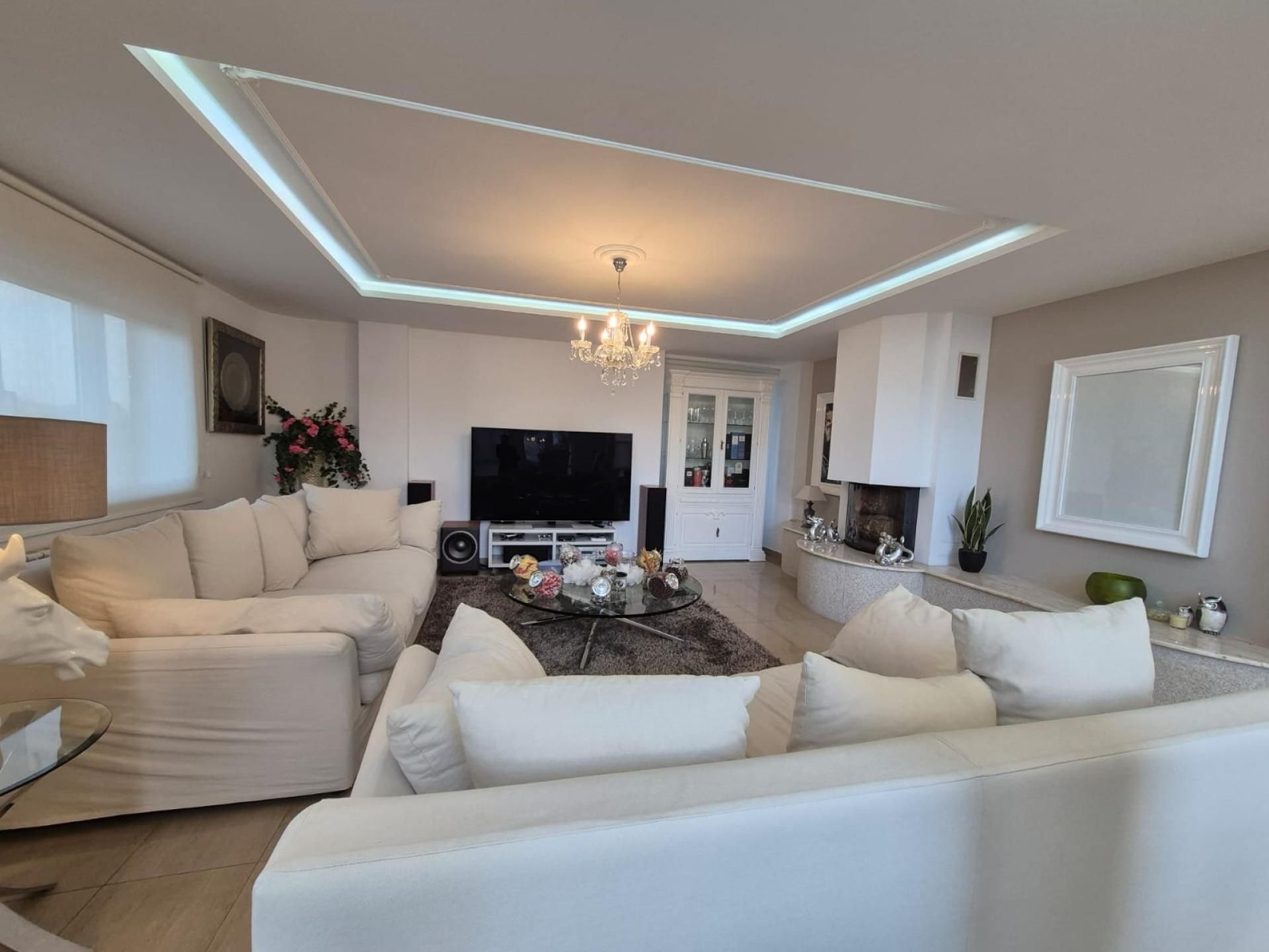 Sala d'estar de Casa o xalet en venda en Arteixo amb Calefacció i Piscina