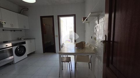 Oportunidad de compra de casa adosada en plena ciudad de Vigo !! Casa muy cuca para una persona o pareja , se distribuye en zona d
