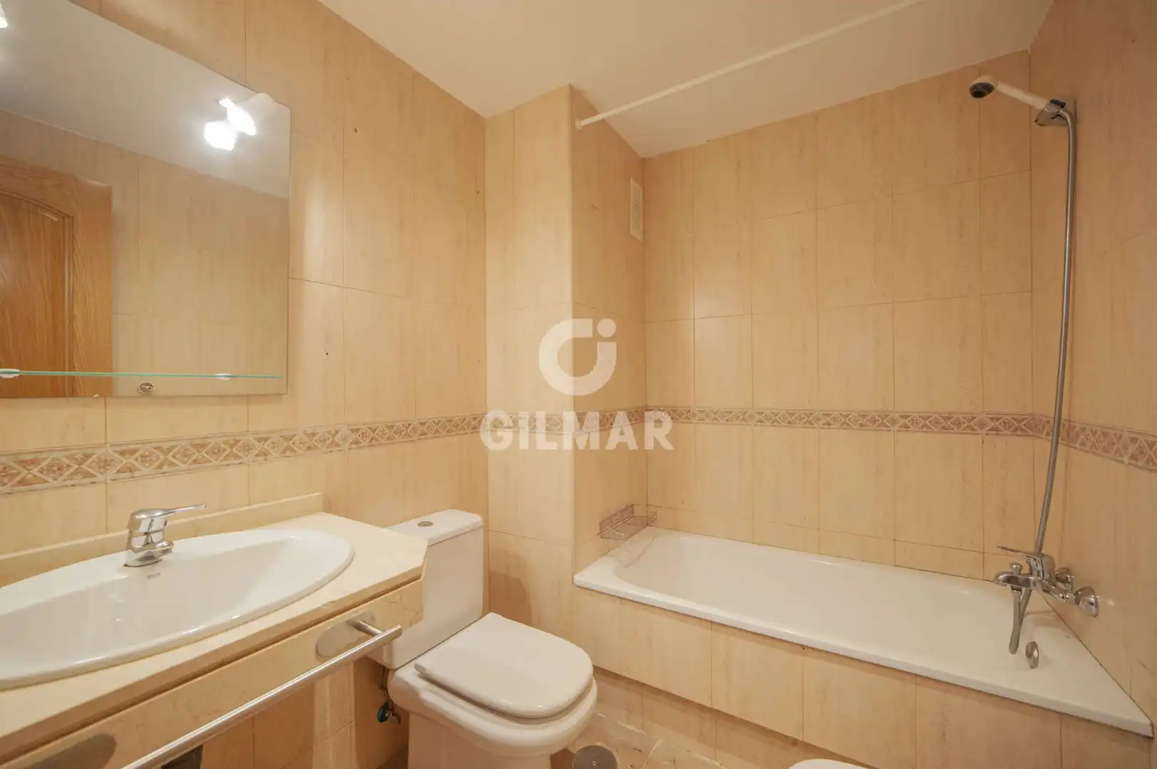 Baño de Piso en venta en Sevilla con Calefacción, Jardín privado y Trastero