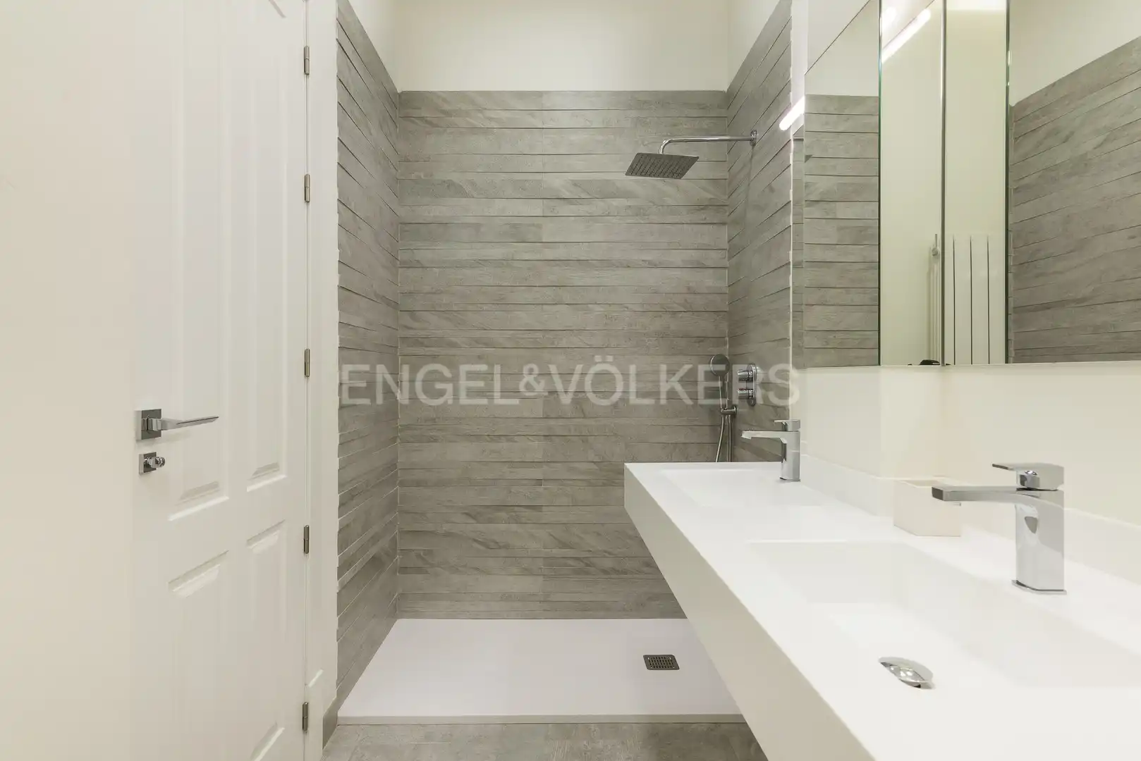 Bathroom of Flat for sale in Madrid  with Air Conditioner, Heating and Storage room