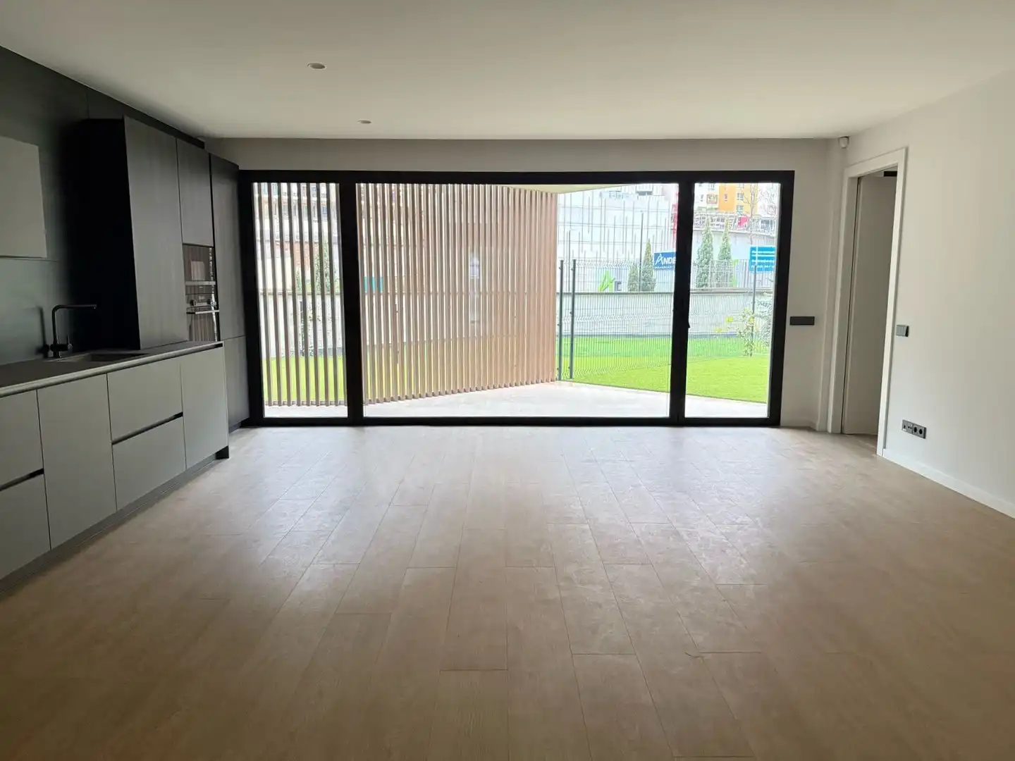 Ground floor with pool to rent in Av. Tarragona White Angel, imagen 2